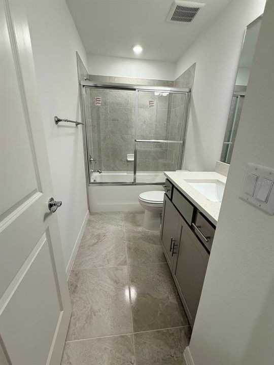 Activo con contrato: $2,850 (3 camas, 2 baños, 1652 Pies cuadrados)
