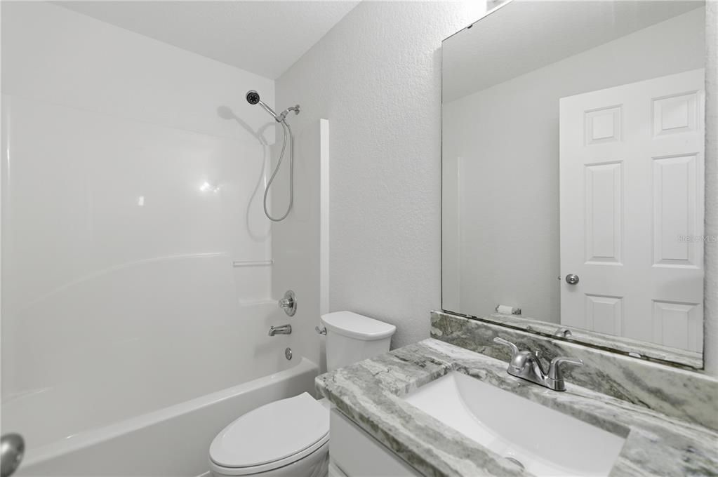 合同活跃: $229,900 (3 贝兹, 2 浴室, 1383 平方英尺)