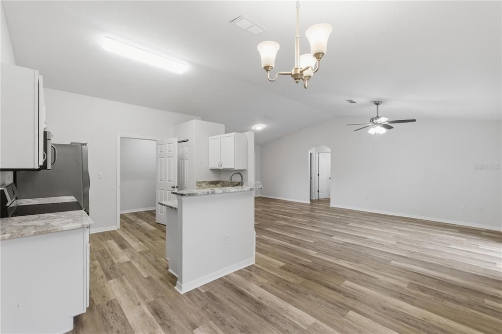 合同活跃: $229,900 (3 贝兹, 2 浴室, 1383 平方英尺)