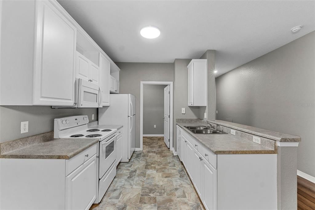 Active With Contract: $1,150 (1 beds, 1 baths, 808 Square Feet)