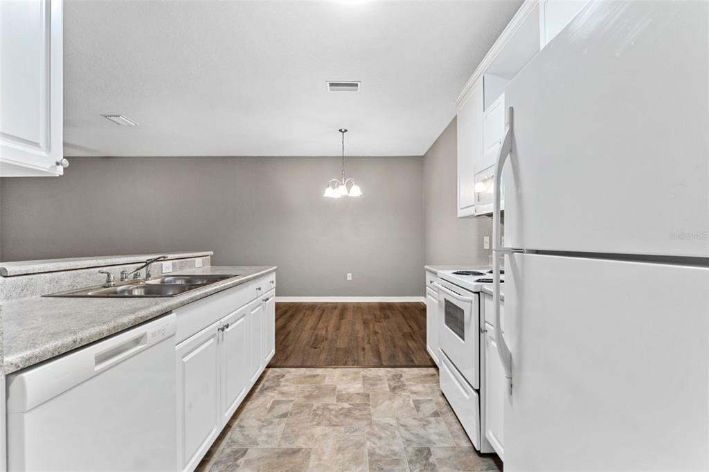 Active With Contract: $1,150 (1 beds, 1 baths, 808 Square Feet)