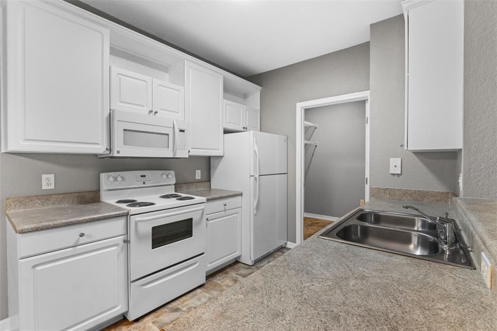 Active With Contract: $1,150 (1 beds, 1 baths, 808 Square Feet)