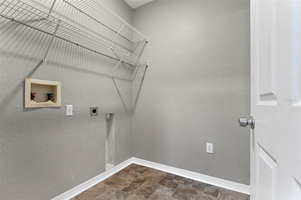 Active With Contract: $1,150 (1 beds, 1 baths, 808 Square Feet)