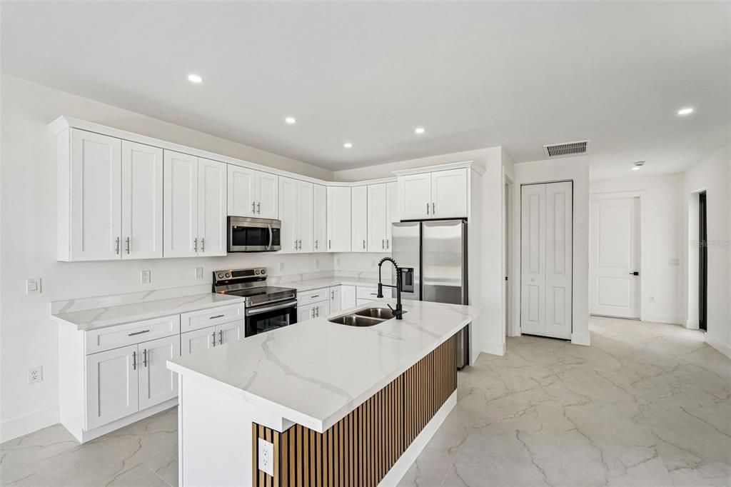 En Venta: $520,000 (6 camas, 0 baños, 2400 Pies cuadrados)