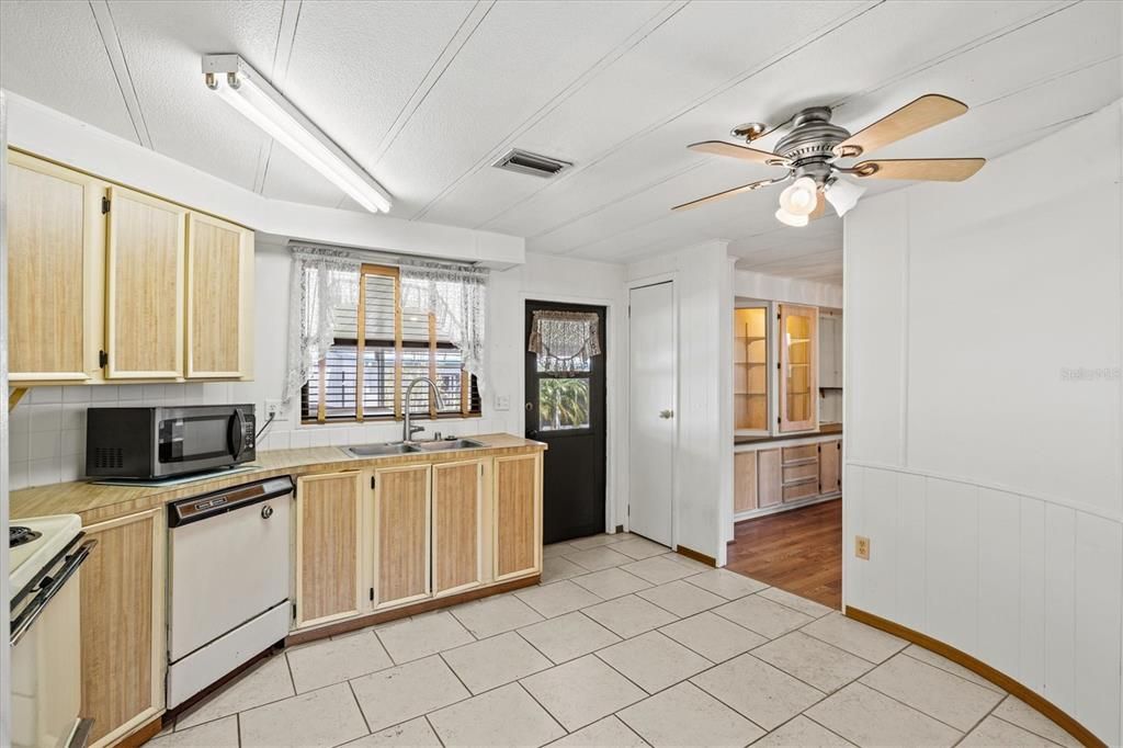 For Sale: $139,900 (2 beds, 2 baths, 1152 Square Feet)