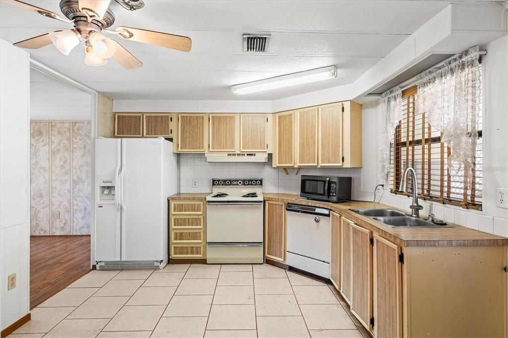 For Sale: $139,900 (2 beds, 2 baths, 1152 Square Feet)
