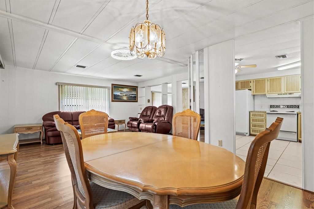 For Sale: $139,900 (2 beds, 2 baths, 1152 Square Feet)