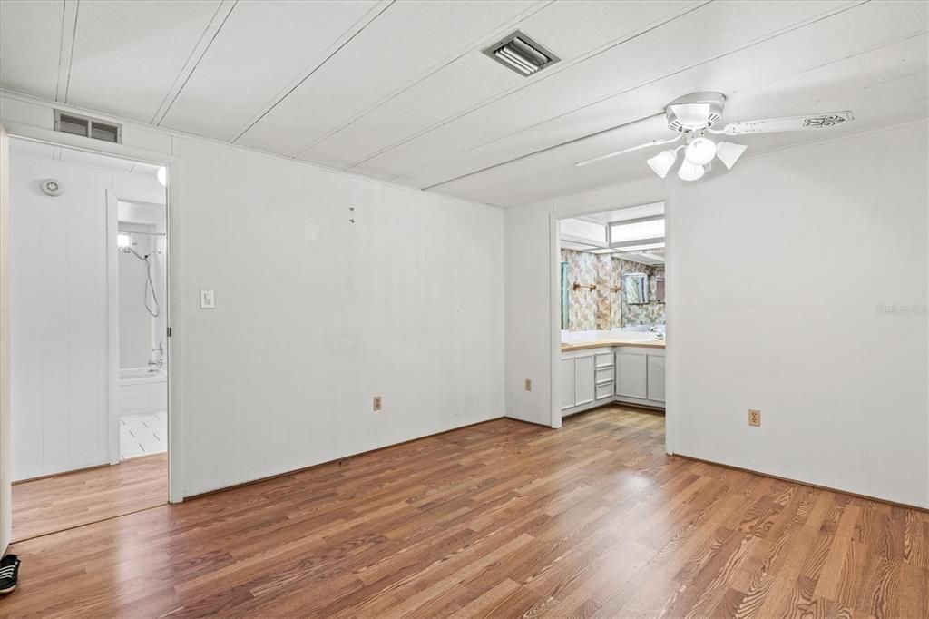 For Sale: $139,900 (2 beds, 2 baths, 1152 Square Feet)