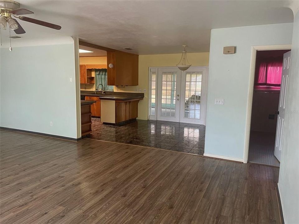 Activo con contrato: $245,000 (3 camas, 2 baños, 1560 Pies cuadrados)