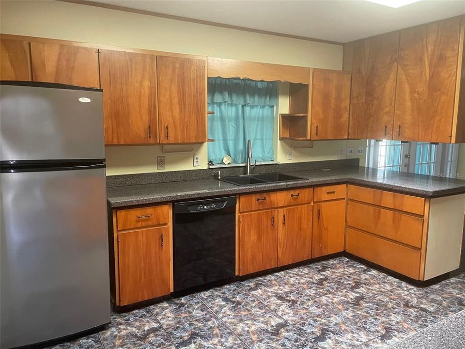 Activo con contrato: $245,000 (3 camas, 2 baños, 1560 Pies cuadrados)