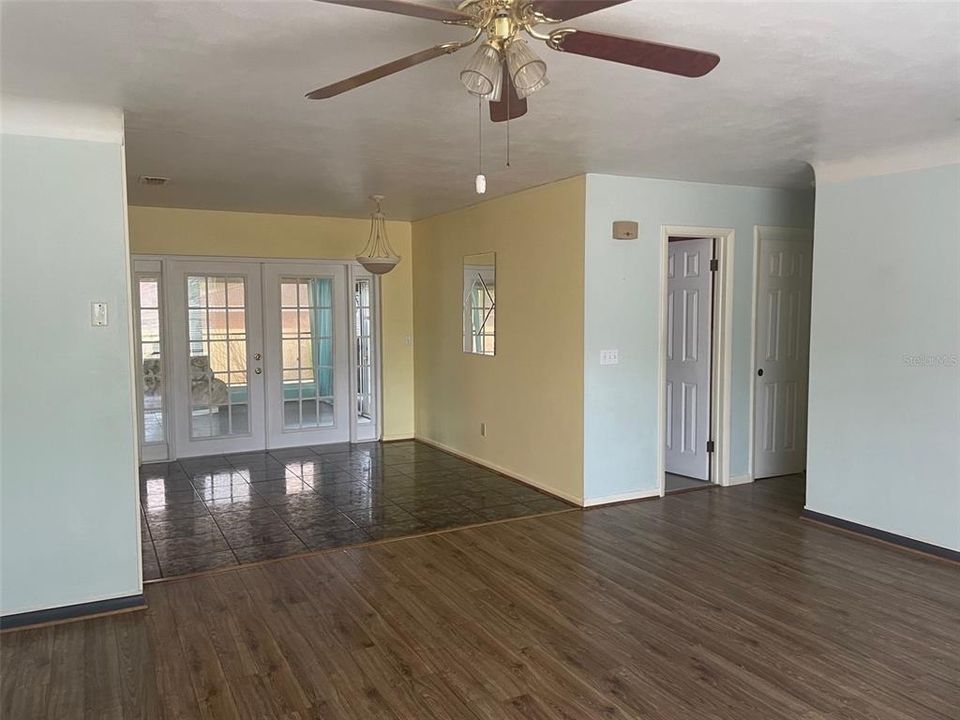 Activo con contrato: $245,000 (3 camas, 2 baños, 1560 Pies cuadrados)