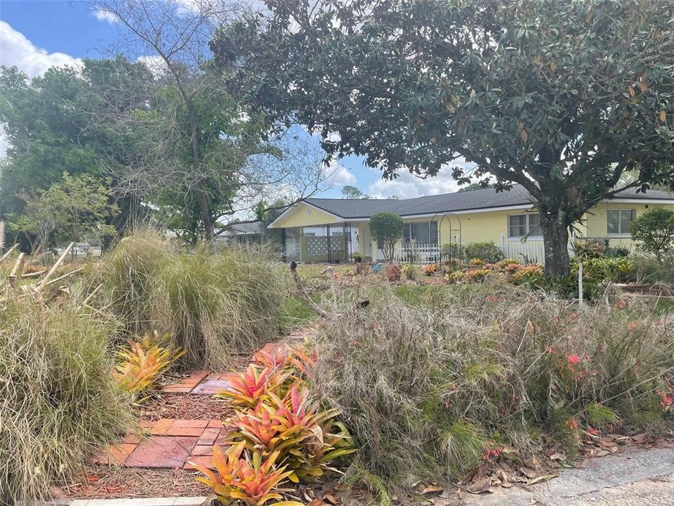 Activo con contrato: $245,000 (3 camas, 2 baños, 1560 Pies cuadrados)