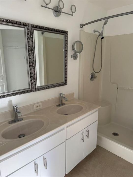 Activo con contrato: $1,600 (3 camas, 2 baños, 1245 Pies cuadrados)