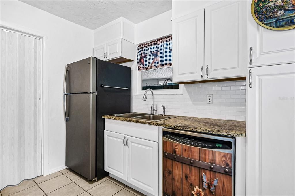 For Sale: $299,900 (4 beds, 2 baths, 1564 Square Feet)