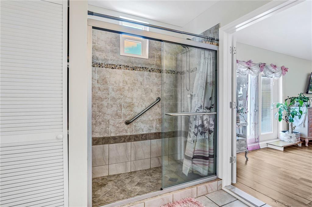 For Sale: $299,900 (4 beds, 2 baths, 1564 Square Feet)