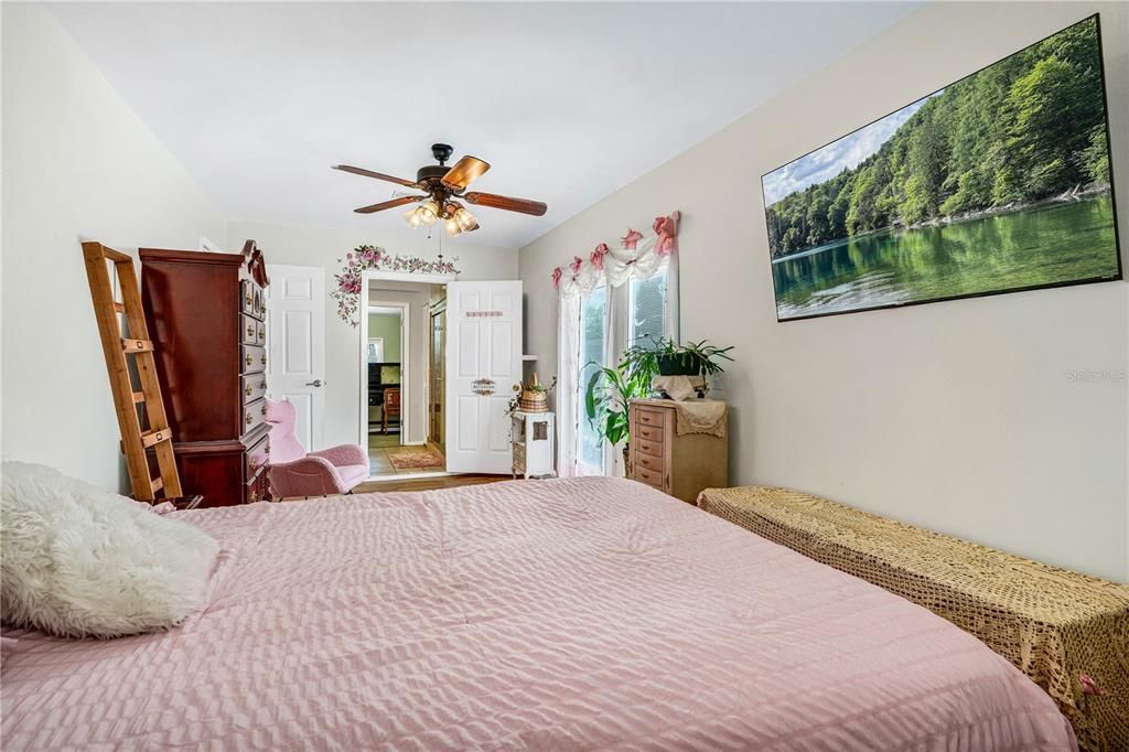 For Sale: $299,900 (4 beds, 2 baths, 1564 Square Feet)