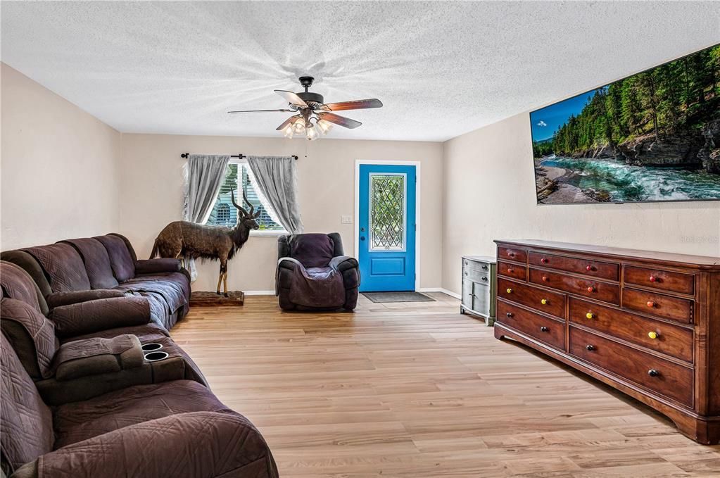 For Sale: $299,900 (4 beds, 2 baths, 1564 Square Feet)