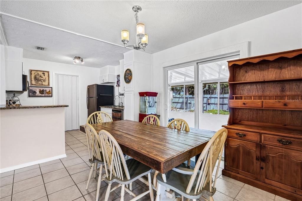 For Sale: $299,900 (4 beds, 2 baths, 1564 Square Feet)
