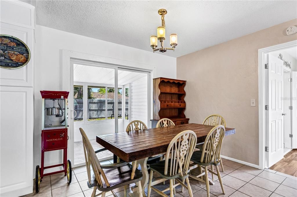 For Sale: $299,900 (4 beds, 2 baths, 1564 Square Feet)