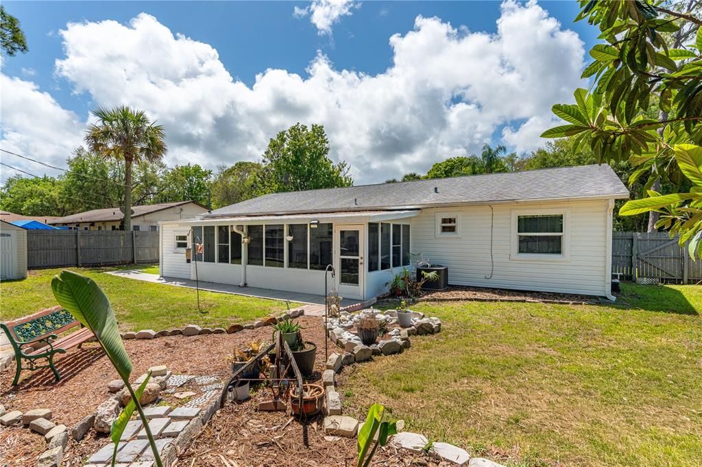 For Sale: $299,900 (4 beds, 2 baths, 1564 Square Feet)