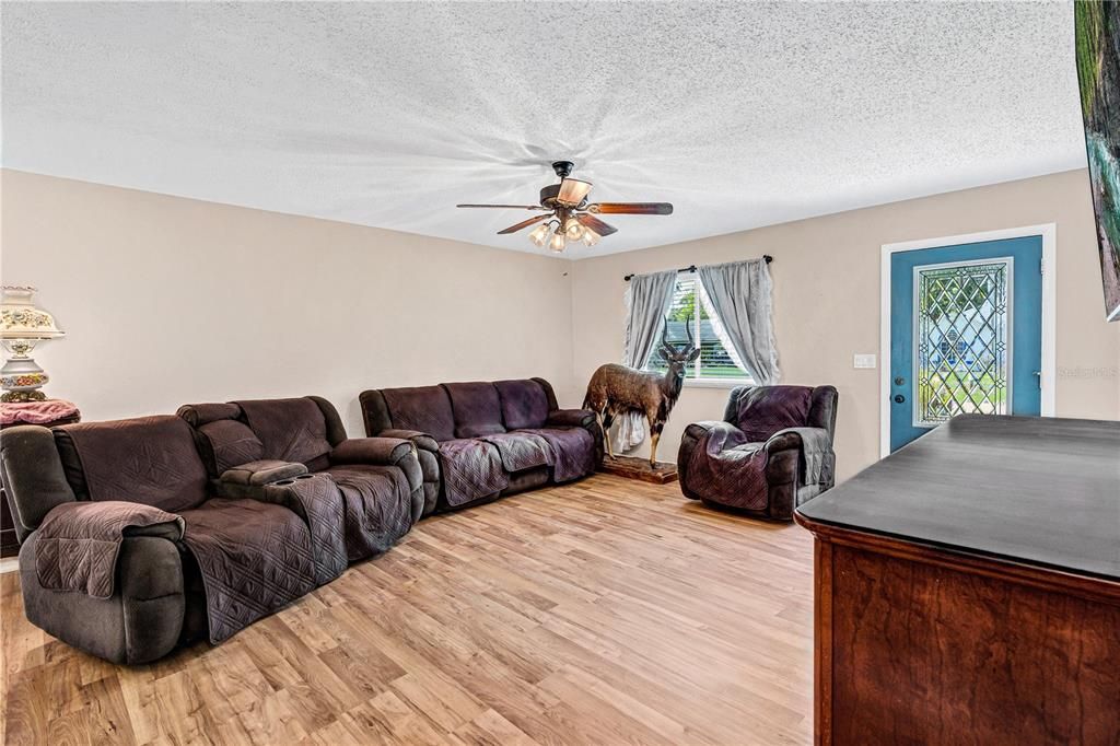 For Sale: $299,900 (4 beds, 2 baths, 1564 Square Feet)