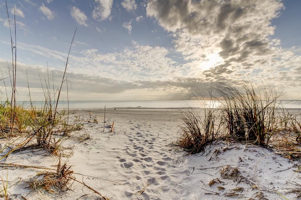 На продажу: $895,000 (0.16 acres)