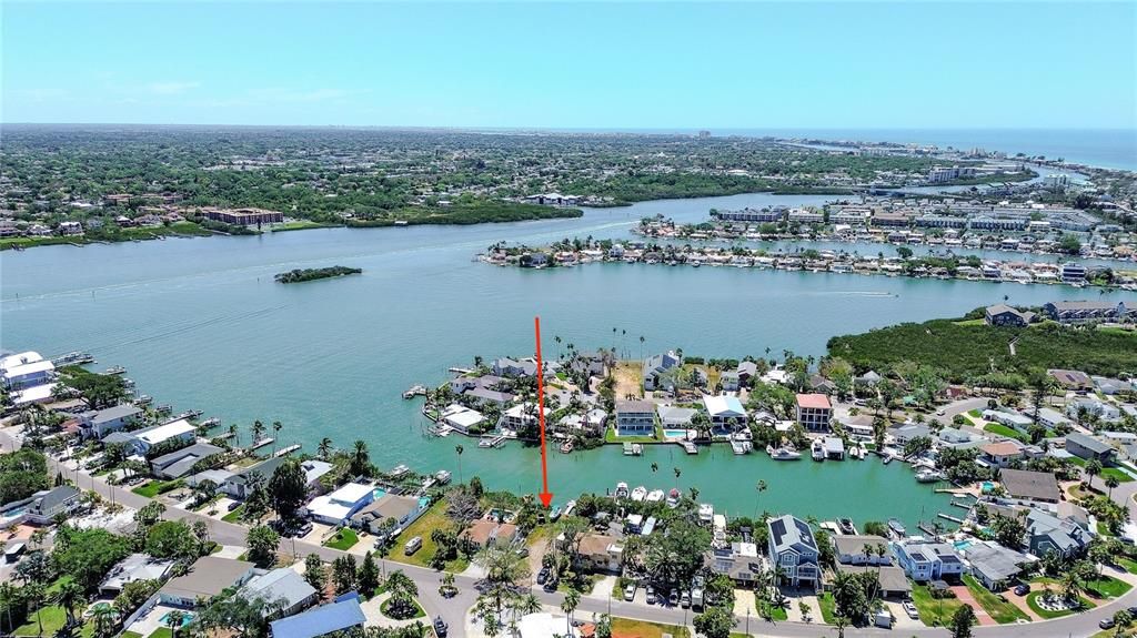 На продажу: $895,000 (0.16 acres)