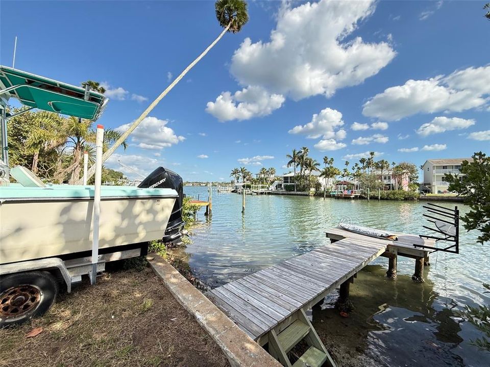 На продажу: $895,000 (0.16 acres)