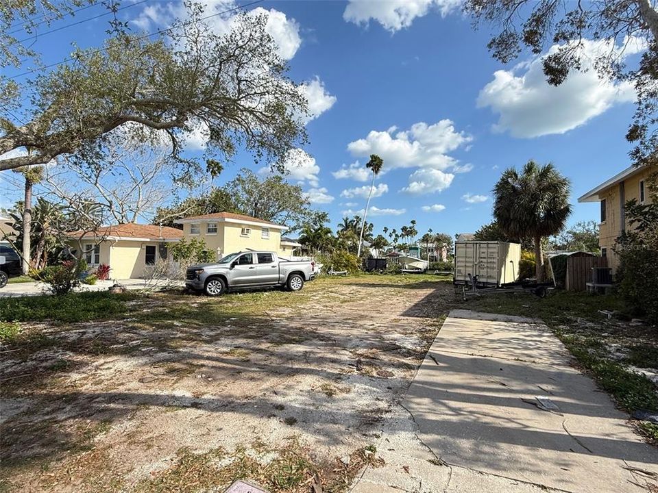 На продажу: $895,000 (0.16 acres)