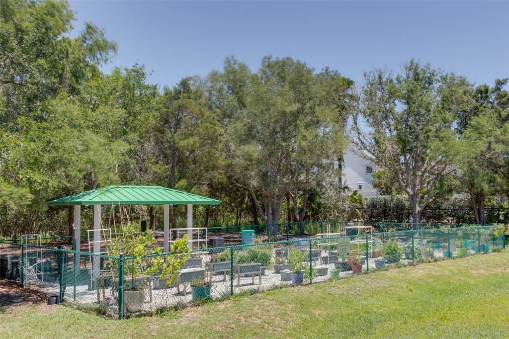 На продажу: $895,000 (0.16 acres)