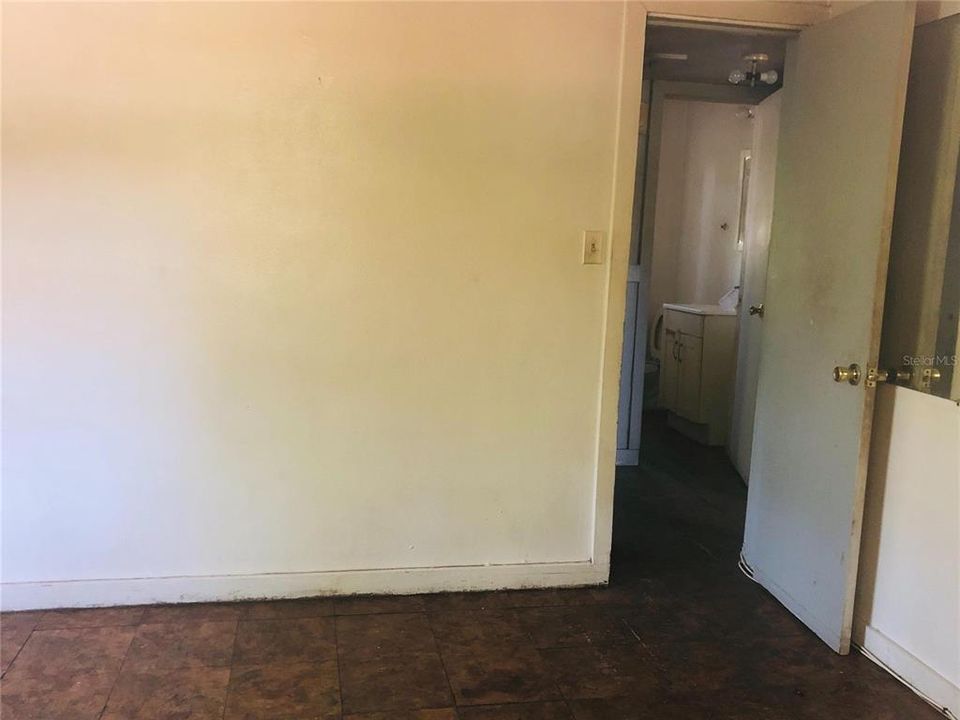 For Rent: $650 (3 beds, 1 baths, 726 Square Feet)