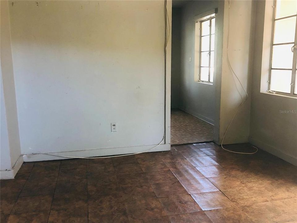For Rent: $650 (3 beds, 1 baths, 726 Square Feet)