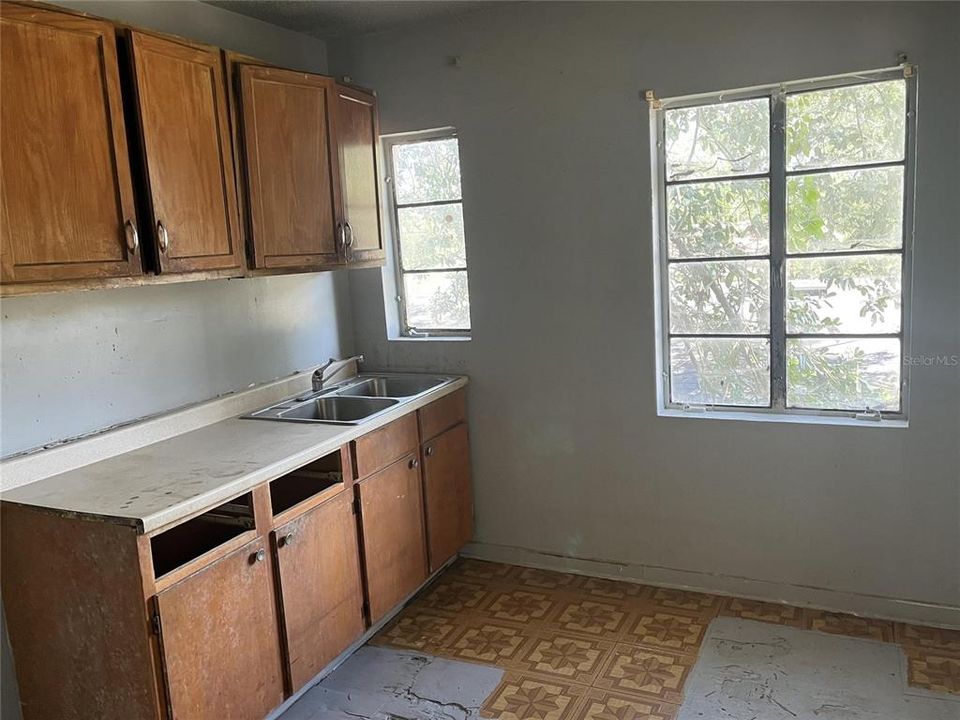 For Rent: $650 (3 beds, 1 baths, 726 Square Feet)