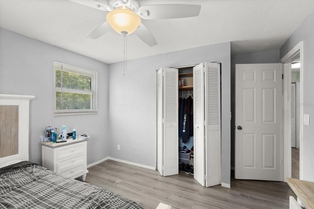 For Sale: $515,000 (5 beds, 2 baths, 2200 Square Feet)