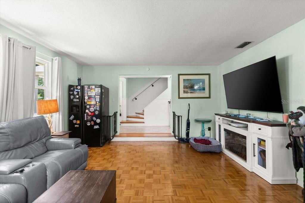 For Sale: $515,000 (5 beds, 2 baths, 2200 Square Feet)