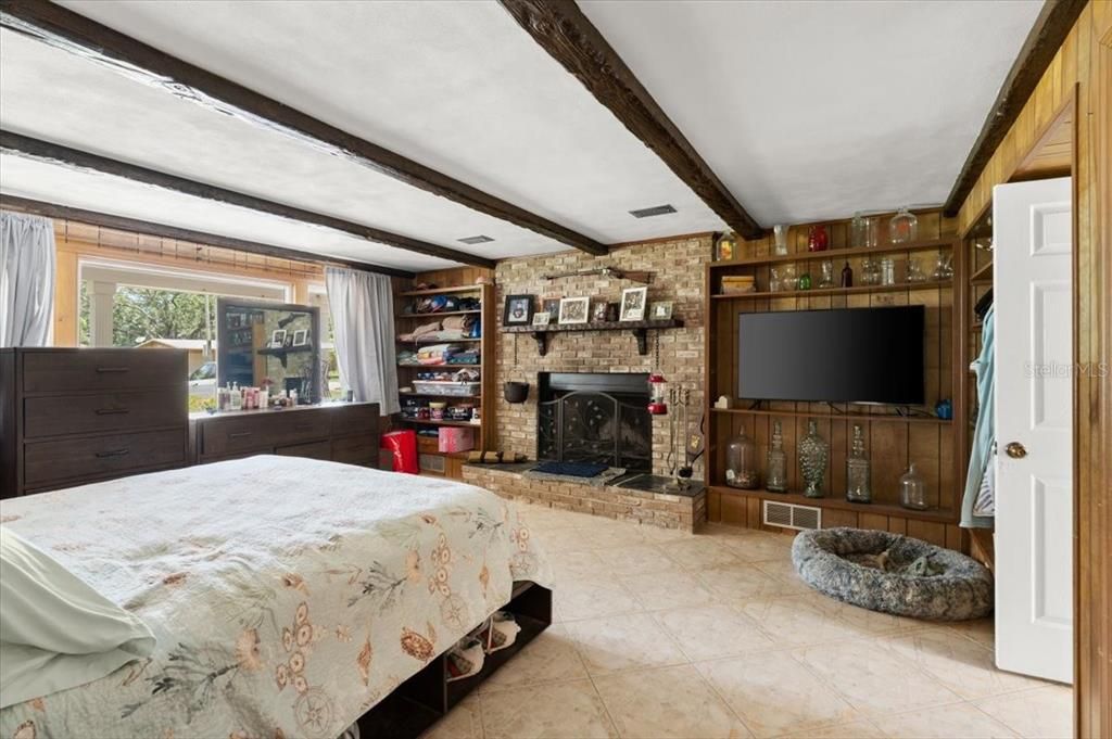 For Sale: $515,000 (5 beds, 2 baths, 2200 Square Feet)