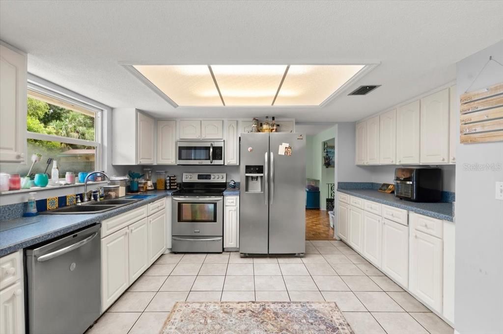 For Sale: $515,000 (5 beds, 2 baths, 2200 Square Feet)