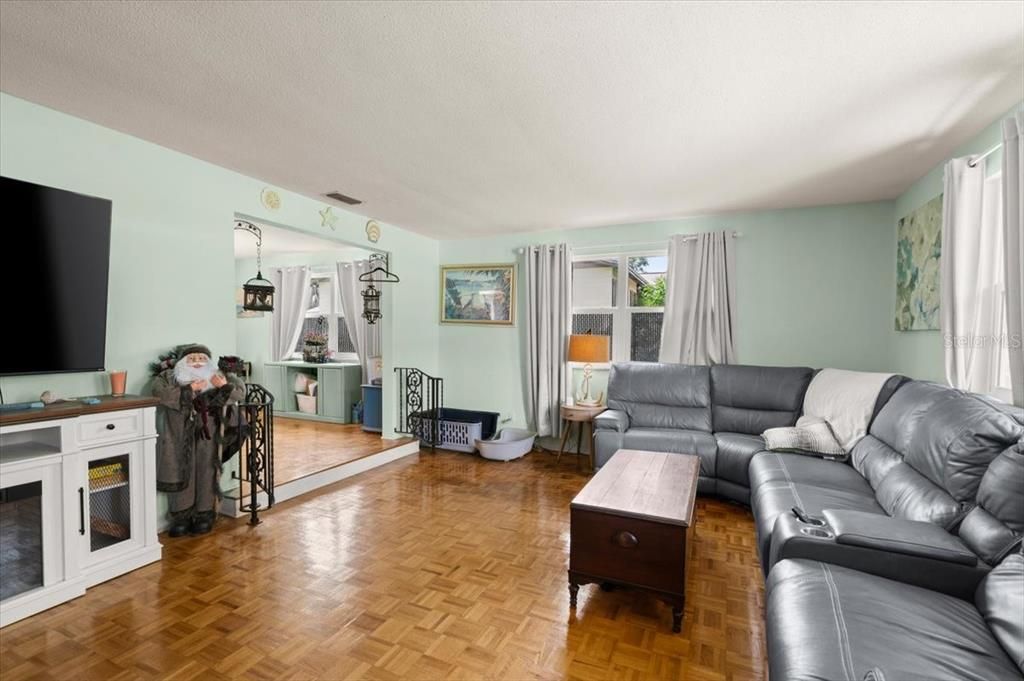 For Sale: $515,000 (5 beds, 2 baths, 2200 Square Feet)