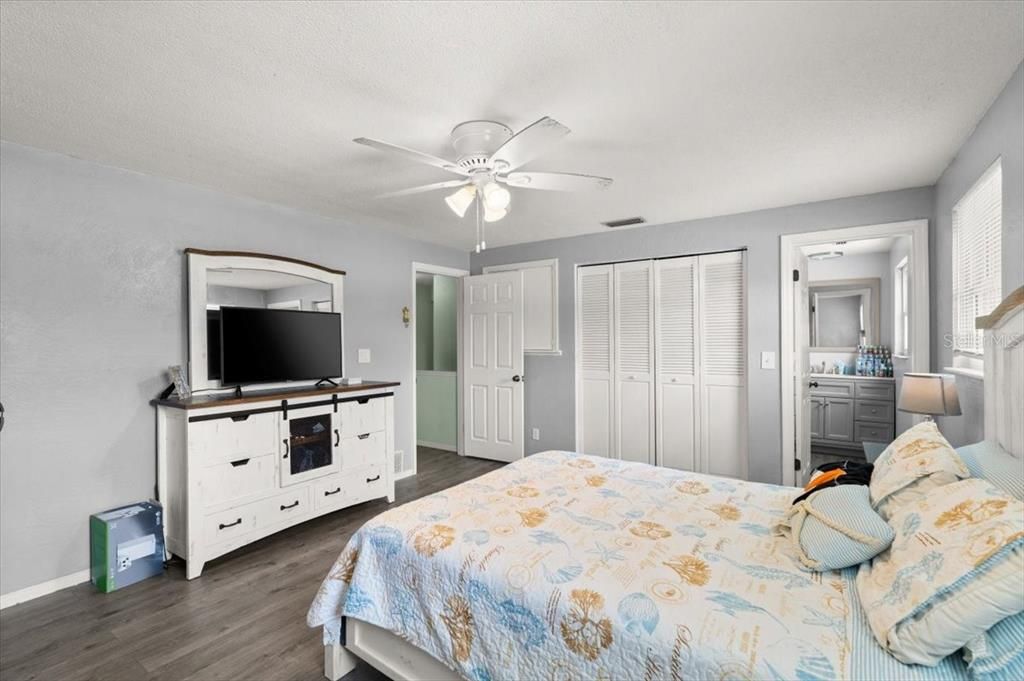 For Sale: $515,000 (5 beds, 2 baths, 2200 Square Feet)