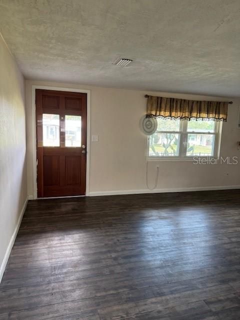 For Rent: $1,350 (2 beds, 1 baths, 1056 Square Feet)