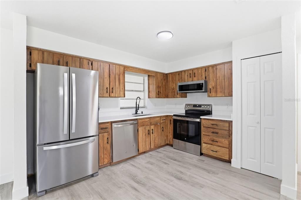 For Sale: $329,900 (4 beds, 3 baths, 1602 Square Feet)