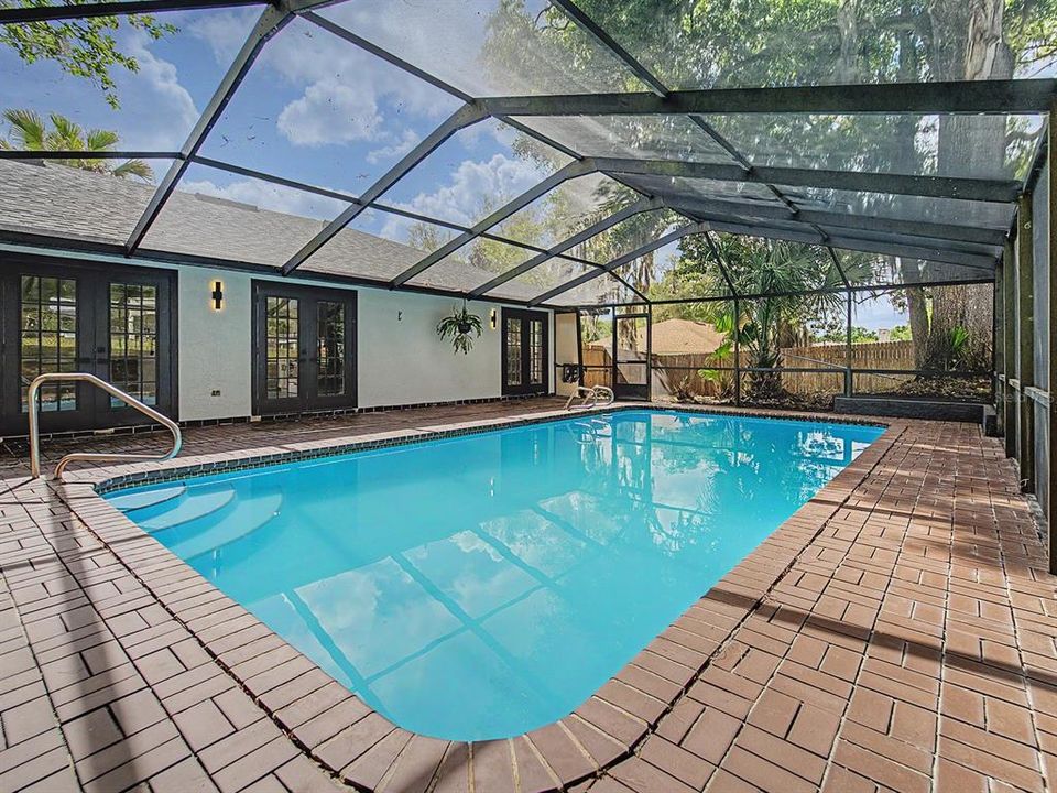 Activo con contrato: $414,999 (4 camas, 2 baños, 1863 Pies cuadrados)