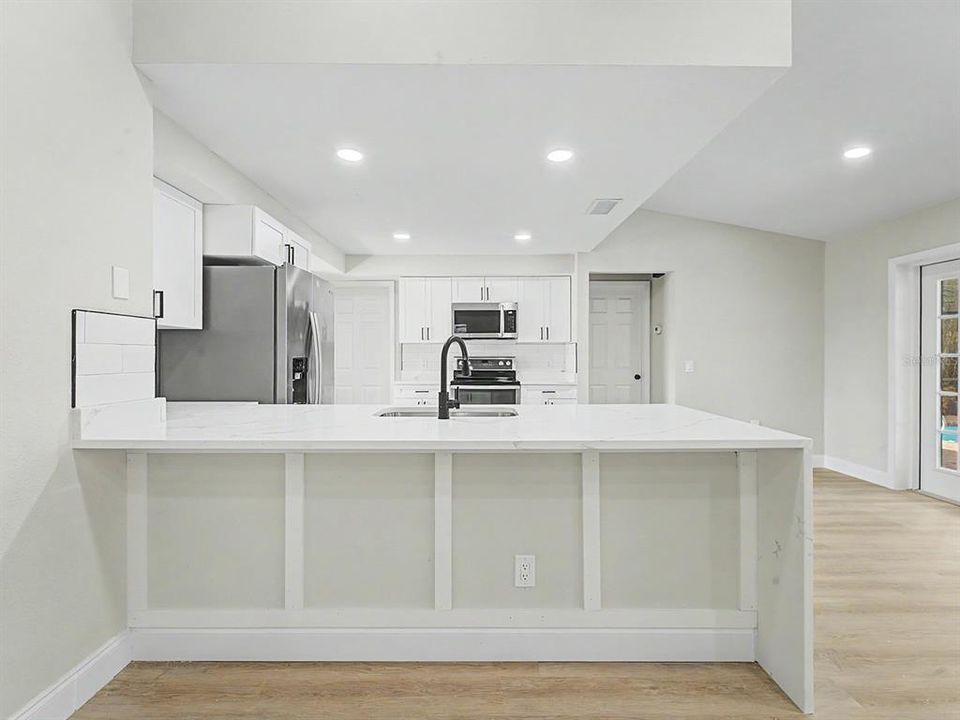 Activo con contrato: $414,999 (4 camas, 2 baños, 1863 Pies cuadrados)