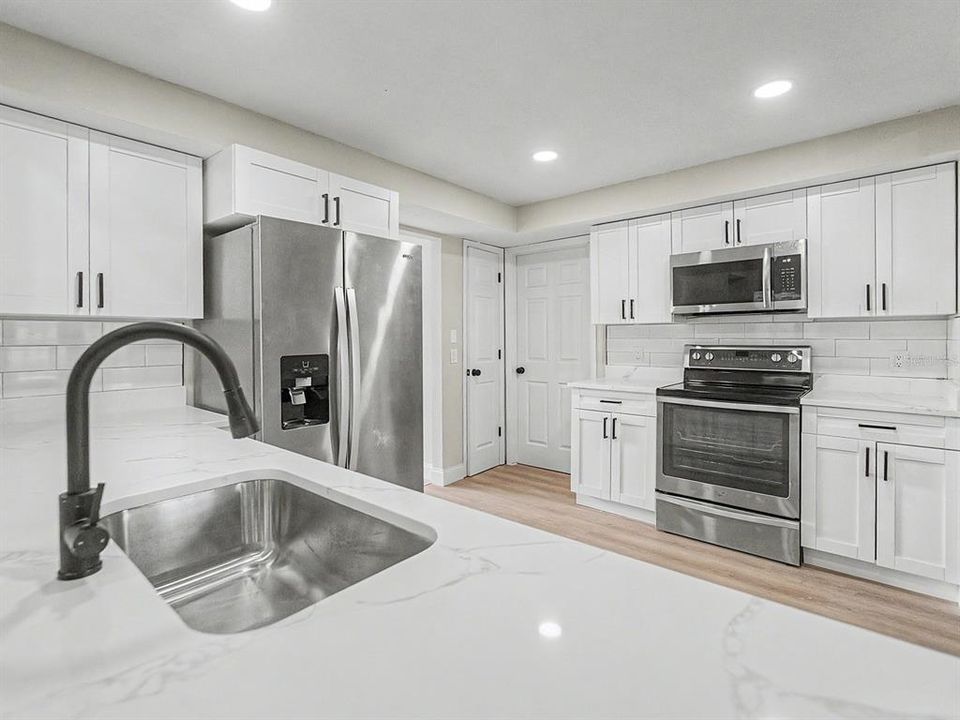 Activo con contrato: $414,999 (4 camas, 2 baños, 1863 Pies cuadrados)
