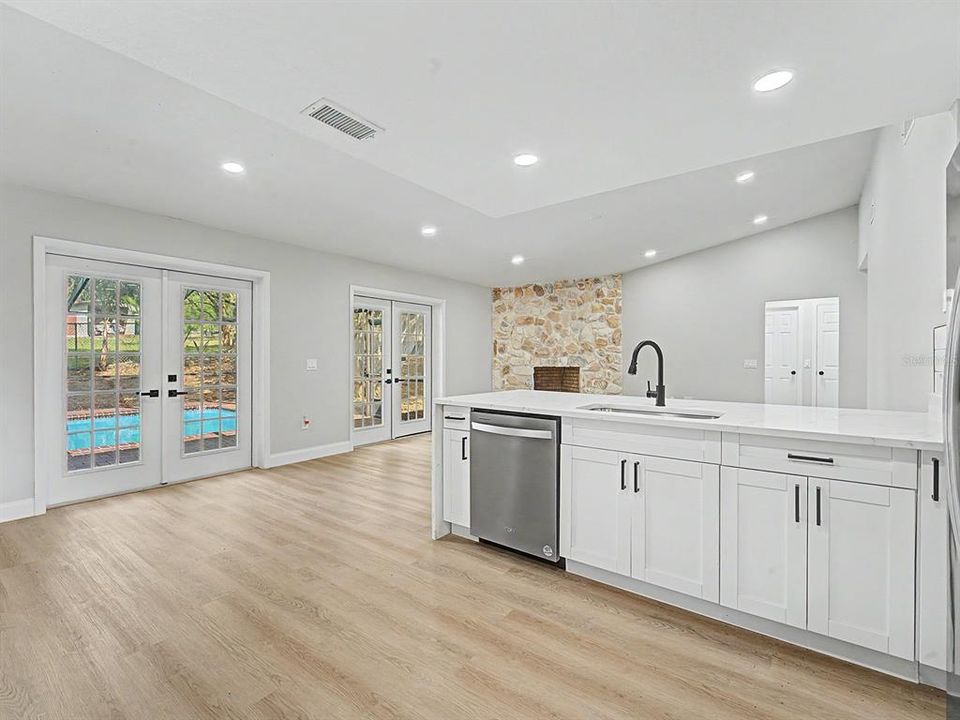 Activo con contrato: $414,999 (4 camas, 2 baños, 1863 Pies cuadrados)