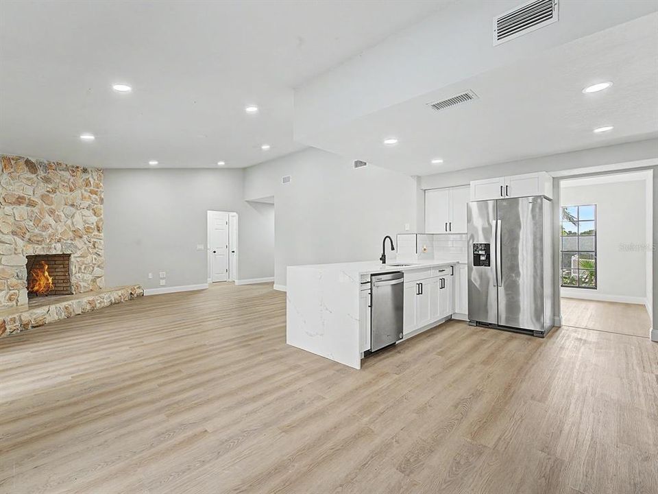 Activo con contrato: $414,999 (4 camas, 2 baños, 1863 Pies cuadrados)