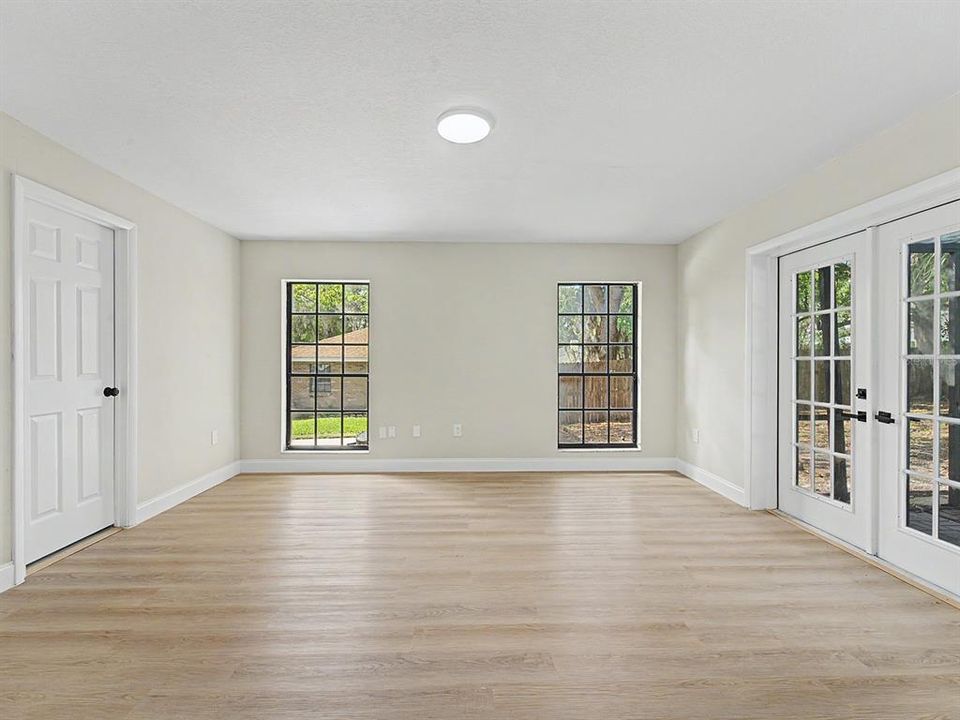 Activo con contrato: $414,999 (4 camas, 2 baños, 1863 Pies cuadrados)