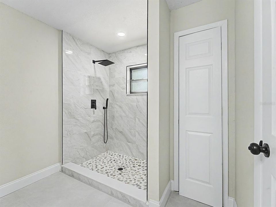 Activo con contrato: $414,999 (4 camas, 2 baños, 1863 Pies cuadrados)