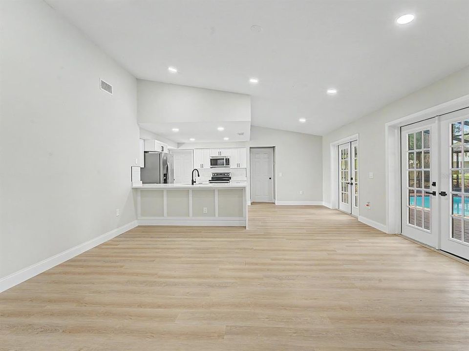 Activo con contrato: $414,999 (4 camas, 2 baños, 1863 Pies cuadrados)