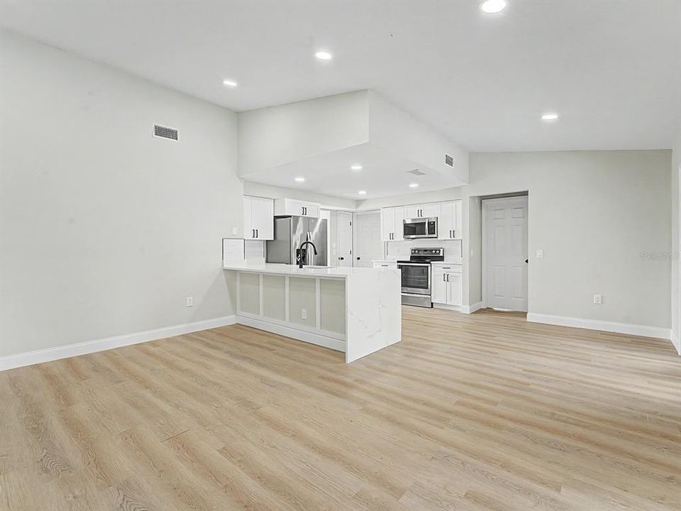 Activo con contrato: $414,999 (4 camas, 2 baños, 1863 Pies cuadrados)